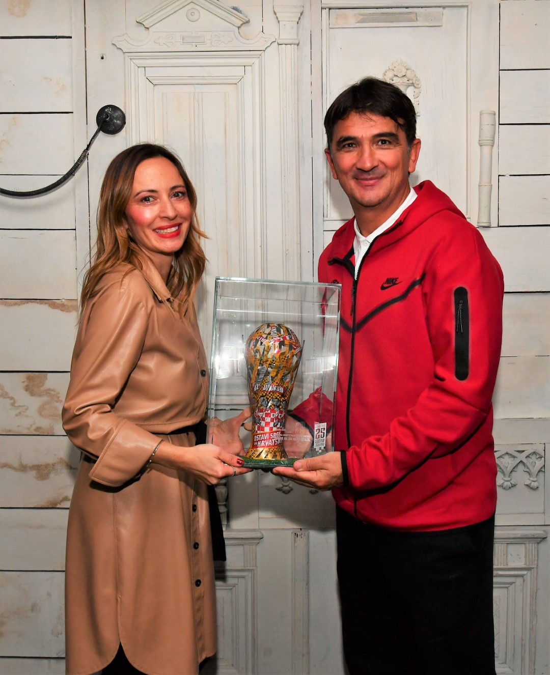 Žuja Vatrenima uručila jedinstven pehar: Čestitamo našoj nogometnoj reprezentaciji na senzacionalnoj igri i rezultatima